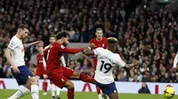 Striker Liverpool, Mohamed Salah (dua dari kiri) mencetak gol ke gawang Tottenham Hotspur pada laga Liga Inggris 2022/2023 di Stadion Tottenham Hotspur, Senin (7/11/2022) dini hari WIB.  (Ian Kington / AFP)