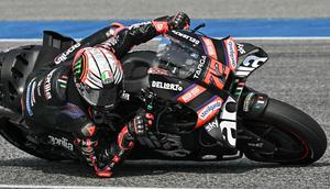 Pembalap Aprilia, Marco Bezzecchi saat tampil pada kualifikasi MotoGP Thailand 2026. (Lillian SUWANRUMPHA / AFP)