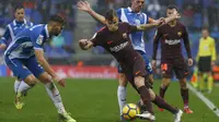 Aksi pemain Barcelona, Lucas Digne (tengah) mencoba melewati adangan para pemain Espanyol  pada lanjutan La Liga santander di RCDE stadium, Cornella Llobregat, Spanyol, (4/2/2018). Espanyol dan Barcelona bermain imbang 1-1. (AFP/Pau Barrena)