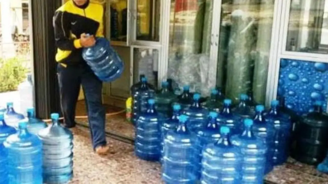 Pelaku usaha depot air minum isi ulang.