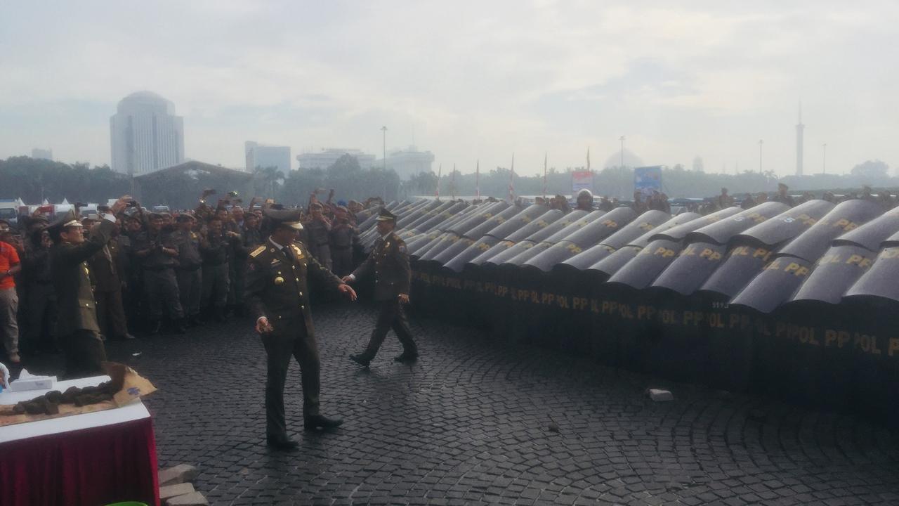 Gubernur DKI, Anies Baswedan, melempar batu ke arah Satpol PP