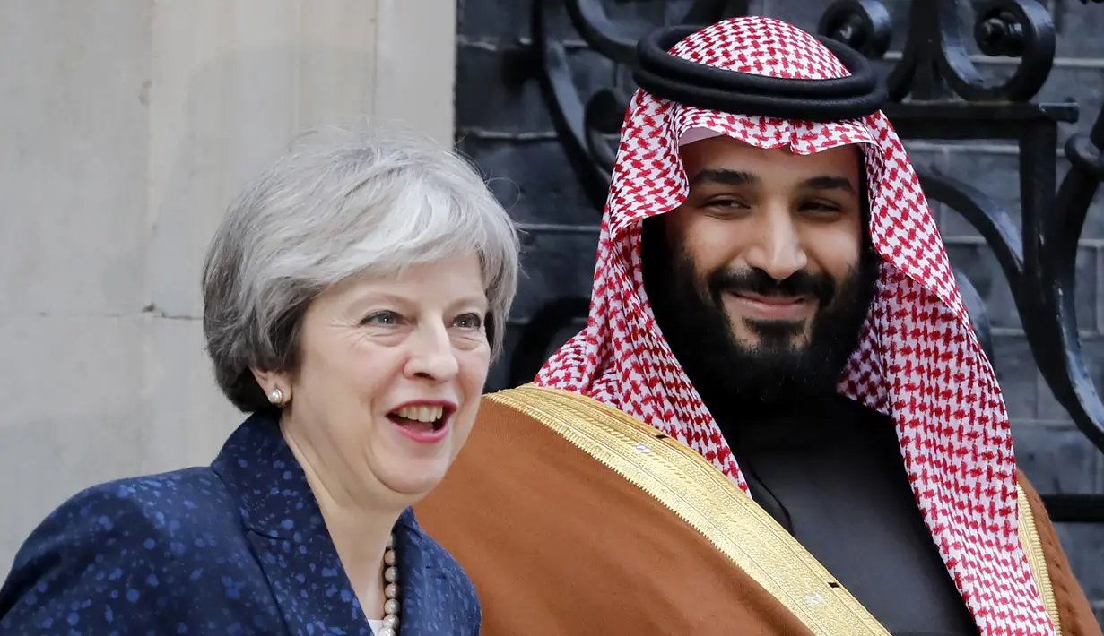 Perdana Menteri Inggris, Theresa May berpose dengan Putra Mahkota Arab Saudi, Pangeran Mohammed bin Salman saat menyambut kunjungannya di 10 Downing Street, London, Rabu (7/3). Inggris menyambut hangat kunjungan Pangeran Saudi itu. (Tolga AKMEN/AFP)