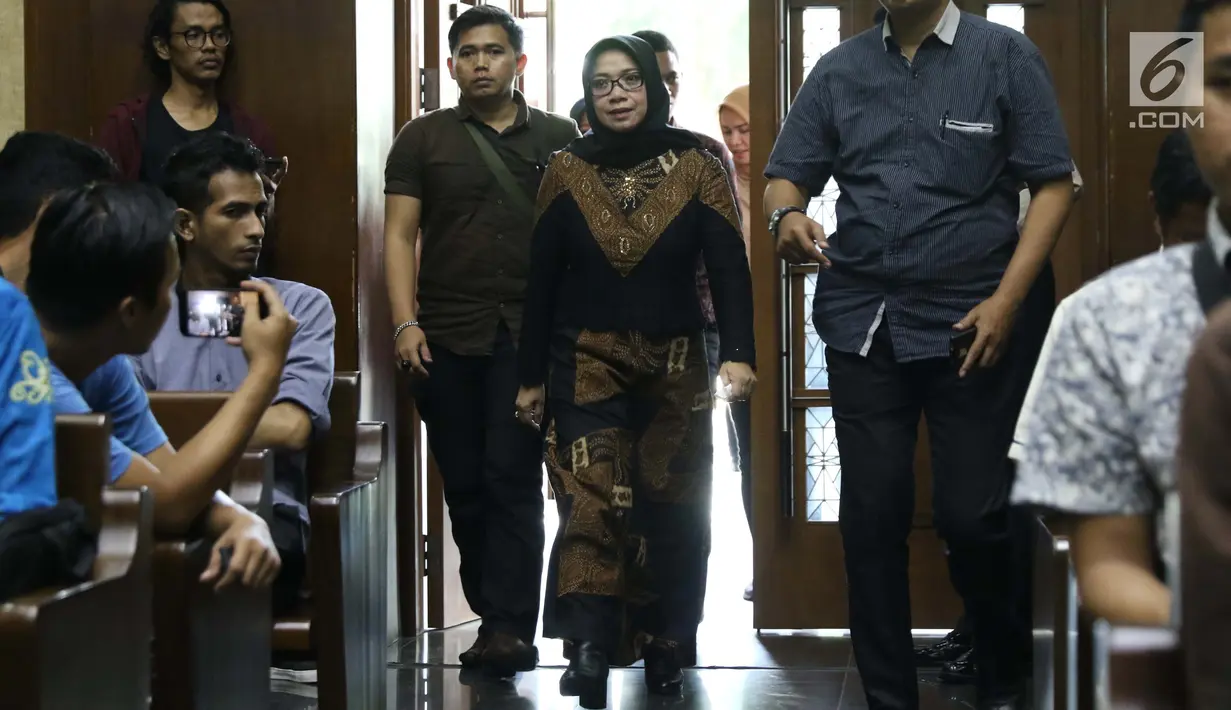 Eni Maulani Saragih bersiap menjadi saksi pada sidang lanjutan dugaan suap kesepakatan kontrak kerja sama pembangunan PLTU Riau-1 dengan terdakwa Idrus Marham di Pengadilan Tipikor, Jakarta, Selasa (29/1). (Liputan6.com/Helmi Fithriansyah)