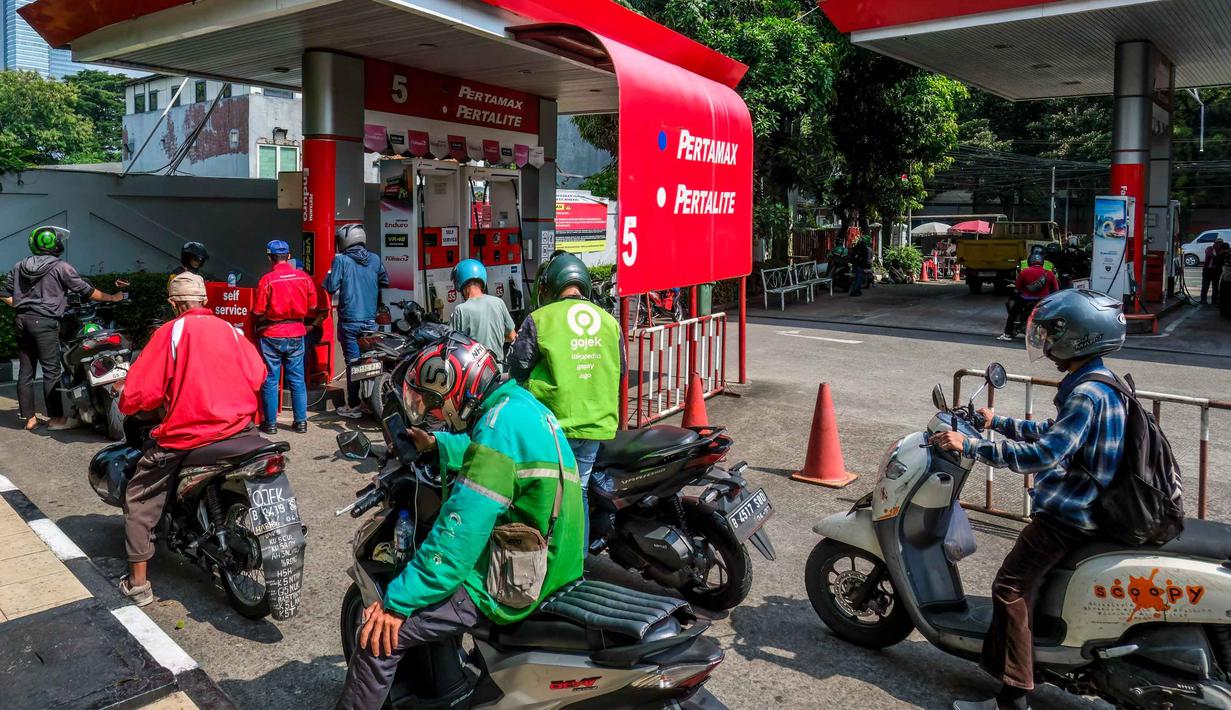 Sebelumnya, pada Selasa (31/3/2026), Menteri Energi dan Sumber Daya Mineral (ESDM) Bahlil Lahadalia menegaskan bahwa harga BBM non subsidi dan subsidi 1 April 2026 berlaku sama dengan bulan Maret 2026. Tampak dalam foto, para pengendara sepeda motor mengantre untuk mengisi bahan bakar sepeda motor mereka di sebuah Stasiun Pengisian Bahan Bakar Umum (SPBU), Jakarta pada Rabu 1 April 2026. (BAY ISMOYO/AFP)