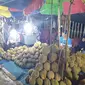 Deretan tumpukan durian yang dijajakan di kawasan Tugu Juang Sipin, Kota Jambi.