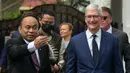 Tim Cook mengenakan pakaian resmi dengan setelan jas berwarna biru. (BAY ISMOYO/AFP)