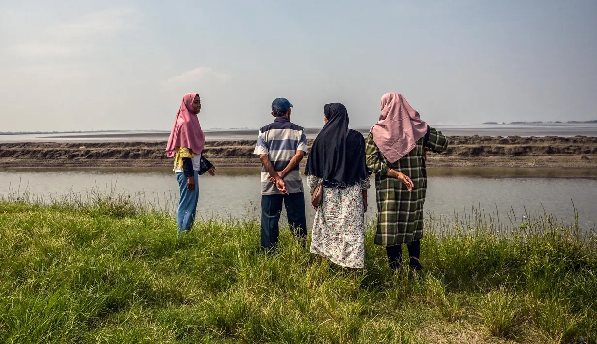 Semburan lumpur juga berdampak pada hilangnya lahan pertanian, kerusakan infrastruktur, polusi air dan udara, serta kesehatan warga sekitar. Ribuan rumah, bangunan fasilitas publik, sawah, tempat usaha, hingga pemakaman tenggelam tak bersisa dalam genangan lumpur Lapindo. (JUNI KRISWANTO/AFP)
