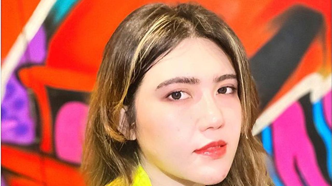 Gaya Via Vallen Pakai Busana Warna Kuning, Terlihat Cerah