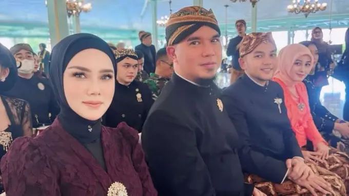 Momen khidmat Ahmad Dhani dan Mulan Jameela. (credit:instagram.com/ahmaddhaniofficial)