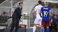 Pelatih Spanyol, Julen Lopetegui memberikan bola kepada Nacho saat timnya melawanLiechtenstein pada laga grup G kualfikasi Piala DUnia 2018 di Rheinpark Stadion, Vaduz, (5/9/2017). Spanyol menang 8-0. (Gian Ehrenzeller/Keystone via AP)