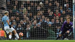 Striker Manchester City Sergio Aguero (kiri) mengecoh kiper Ralf Faehrmann saat mencetak gol ke gawang Schalke dalam leg kedua babak 16 besar Liga Champions di Etihad Stadium, Manchester, Selasa (12/3). City membantai Schalke 7-0. (Oli SCARFF/AFP)