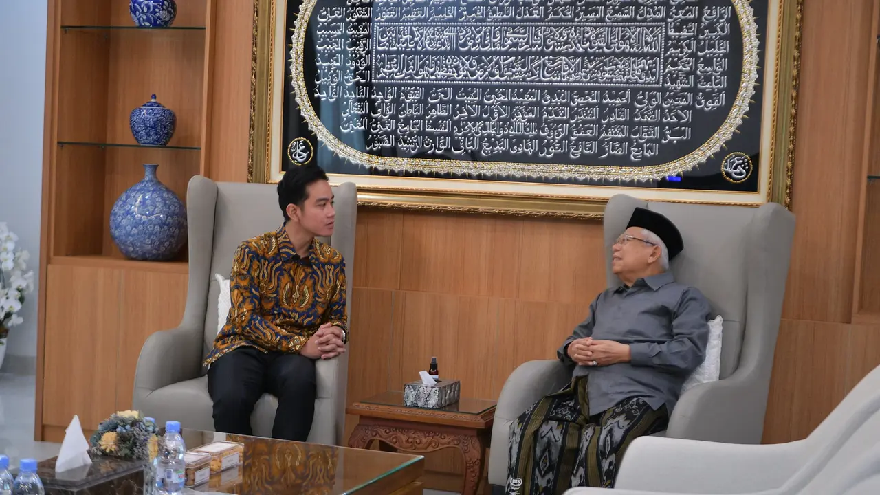 Wakil Presiden Gibran Rakabuming Raka mengunjungi Wapres ke-13 RI Ma'ruf Amin di rumahnya, kawasan Cimanggis, Depok, Jawa Barat, Senin (7/4/2025).