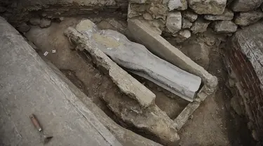 Sarkofagus timah abad ke-14 ditemukan di lantai Katedral Notre Dame, di Paris (15/3/2022). Para arkeolog telah menemukan sarkofagus timah kuno bersama dengan potongan-potongan tirai. (AFP/Julien De Rosa)