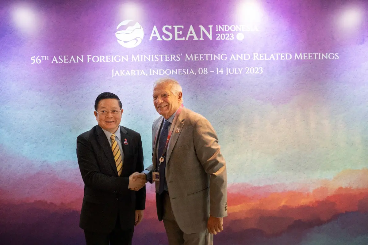 Sekjen ASEAN Kao Kim Hourn dan Menlu Uni Eropa Josep Borrell di Jakarta.