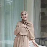 YouTuber Ria Ricis kerap mencuri perhatian penggemar lewat penampilanya yang modis namun tetap santun. Berikut OOTD hijabnya yang bisa dijadikan inspirasi. (Instagram/riaricis1975).
