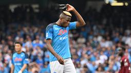Ekspersi kekecewaan terpancar dari wajah pemain Napoli, Victor Osimhen, setelah Napoli ditahan imbang 1-1 oleh Salernitana dalam pertandingan lanjutan pekan ke-32 yang berlangsung di Stadion Diego Armando Maradona, Minggu (30/4/2023). (AFP/Filippo Monteforte)