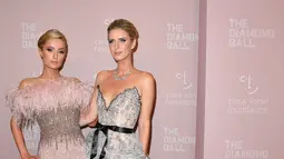 Model dan sosialita Paris Hilton (kiri) dan adiknya, Nicky Hilton Rothschild saat menghadiri Diamond Ball ke-4 di Cipriani Wall Street, New York, AS, Kamis (13/9). Diamond Ball merupakan acara amal tahunan The Clara Lionel Foundation. (ANGELA WEISS/AFP)