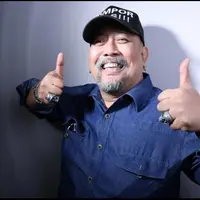 Tak salah jika menyebut Indro Warkop sebagai seniman jujur, buktinya ia bisa bertahan dalam industri hiburan selama empat puluh tahun