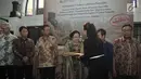 Presiden ke-5 RI sekaligus Ketua Dewan pengarah BPIP Megawati Soekarnoputri mendapat buku 'Tjamkan Pantja Sila' saat menghadiri Peringatan 73 Tahun Lahirnya Pancasila di Museum Filateli, Jakarta, Kamis (31/5). (Merdeka.com/Iqbal S. Nugroho)