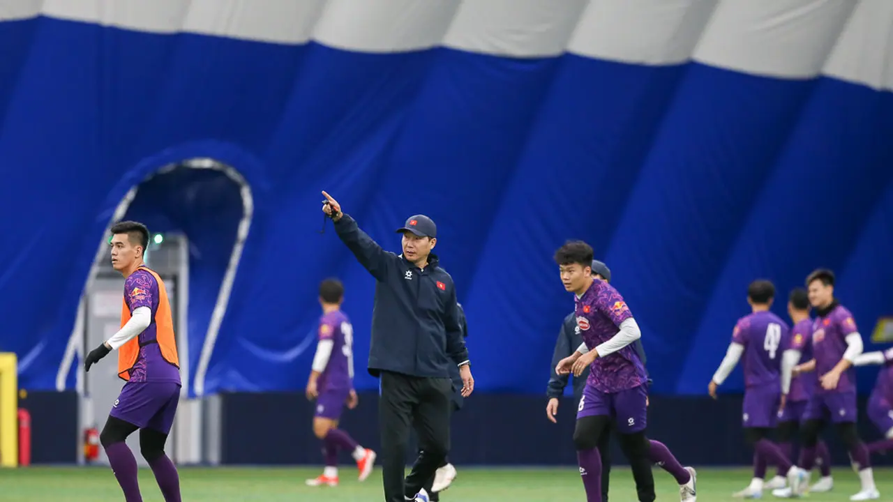 Kim Sang-sik memimpin skuad Timnas Vietnam berlatih di Korea Selatan jelang berlaga di Piala AFF 2024. 