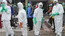Relawan PMI bersiaga dengan mengenakan jas hujan putih, sarung tangan, dan masker, Pangkalan Bun, Kalteng, Senin (5/1/2015). (Liputan6.com/Herman Zakharia)