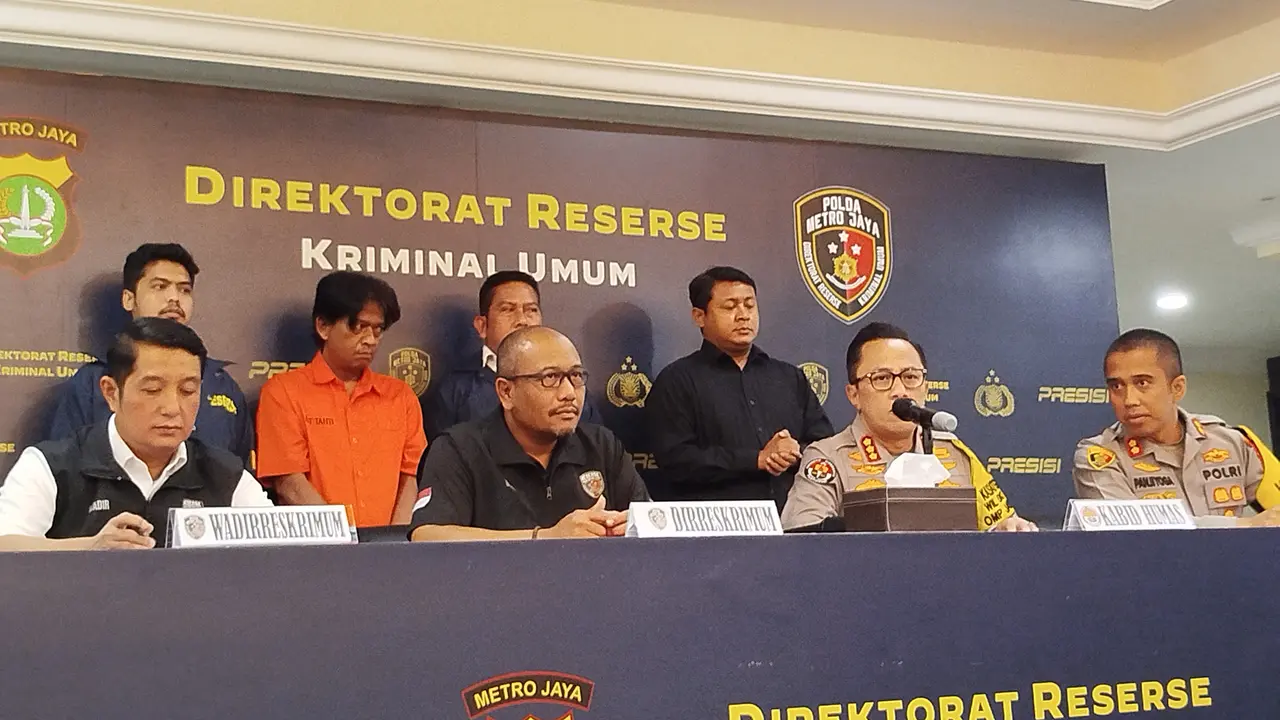 Polda Metro Jaya menggelar konferensi pers kasus pembunuhan disertai mutilasi terhadap wanita berinisial SH (40) yang jasadnya ditemukan di Penjaringan, Jakarta Utara. Polisi menghadirkan pelaku bernama Fauzan Fahmi (43) dalam konferensi pers.