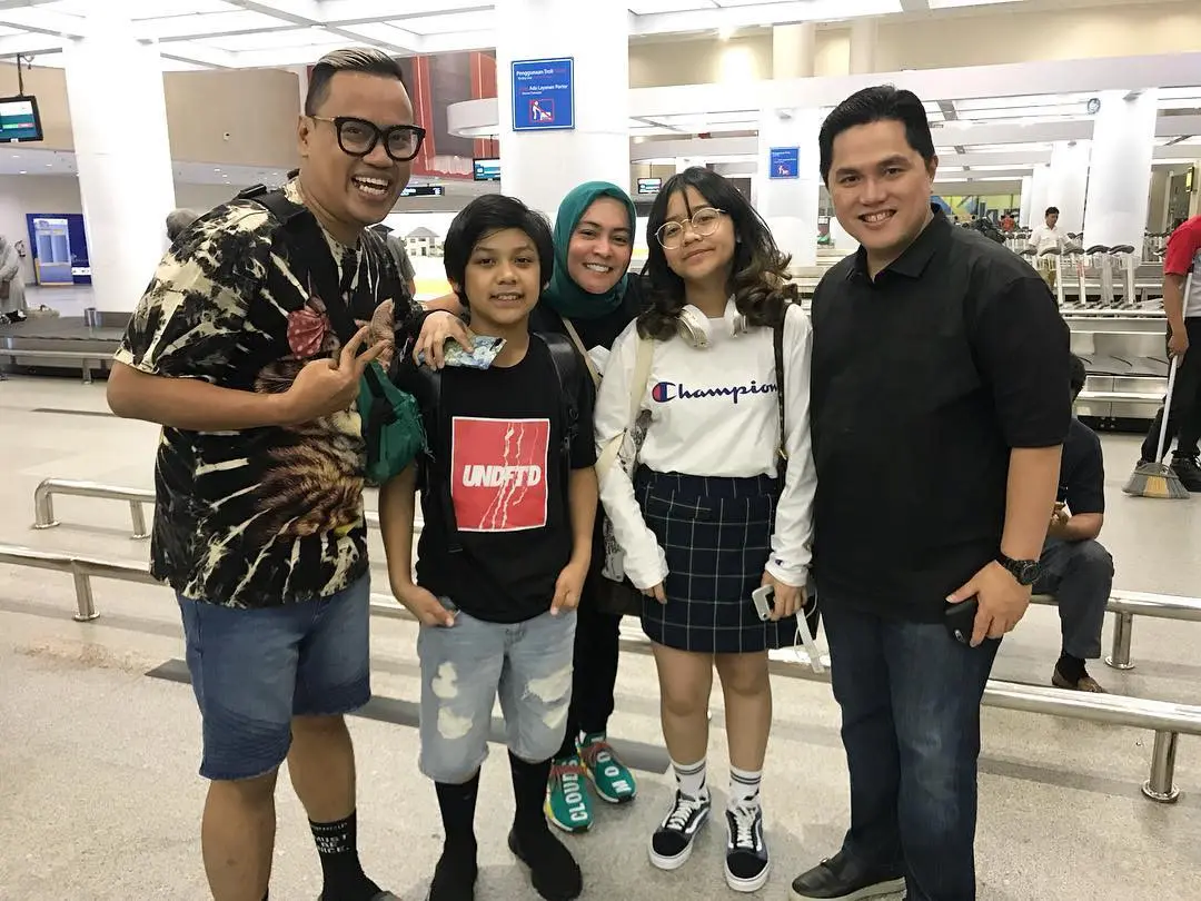 Uya Kuya dan keluarganya saat akan menghadiri resepsi kedua Kahiyang Ayu-Bobby Nasution. (Instagram - @king_uyakuya)