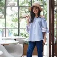 Melihat paras cantik Cut Syifa memang tak pernah ada bosannya. Style berbusananya Syifa yang kekinian membuat tampilannya menjadi imut dan pastinya memikat hati para lelaki. (Instagram/cutsyifaa)