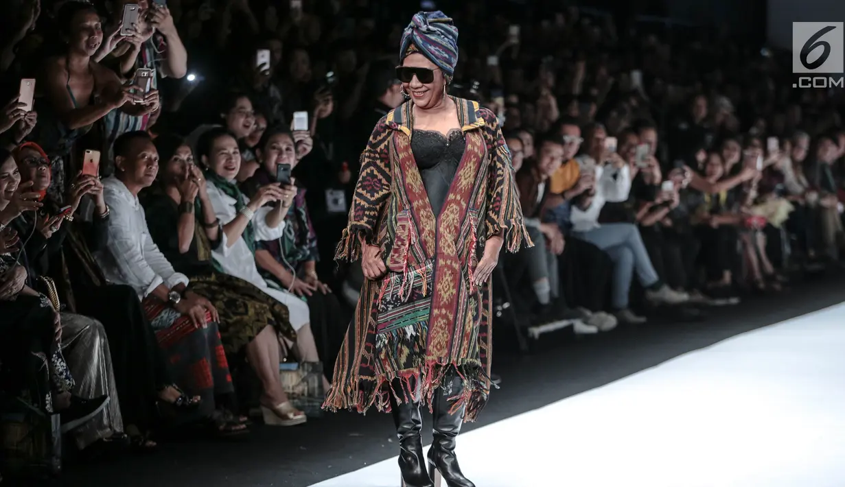 Menteri Kelautan dan Perikanan Susi Pudjiastuti berjalan di 'catwalk' mengenakan busana rancangan Anne Avantie yang bertajuk Badai Pasti Berlalu pada perhelatan Jakarta Fashion Week 2019 di Senayan City, Selasa (23/10). (Liputan6.com/Faizal Fanani)