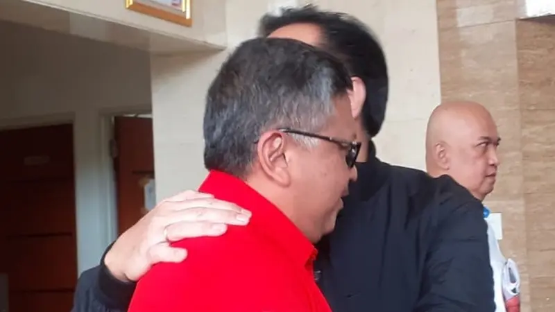 Anggota Komisi I DPR RI Fraksi PDI Perjuangan Effendi Simbolon memeluk Sekretaris Jenderal PDI Perjuangan Hasto Kristiyanto di kantor DPP PDIP, Jalan Diponegoro, Senin (10/7/2023). (Ahda Bayhaqi/Merdeka.com)