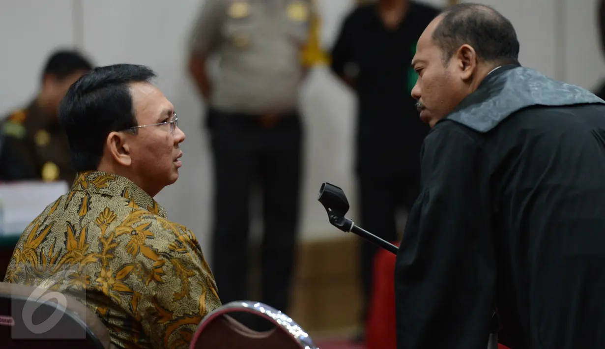 Terdakwa Basuki Tjahaja Purnama atau Ahok berdiskusi dengan kuasa hukumnya saat sidang lanjutan di Auditorium Kementan, Jakarta, Selasa (11/4). Pembacaan tuntutan kepada Ahok oleh JPU ditunda hingga 20 April mendatang. (Liputan6.com/Pool/Raisan Al Farisi)