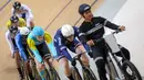 Sejumlah pebalap sepeda berkompetisi pada nomor keirin putra UCI Track Nations Cup 2023 yang berlangsung di Jakarta International Velodrome, Rawamangun, Jakarta, Sabtu (25/02/2023). (Bola.com/Bagaskara Lazuardi)