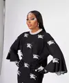 Perhiasan yang ada pada dress Burberry-nya juga tersebar di seluruh wajahnya dengan riasan dari Pat McGrath. Naomi Campbell pun membiarkan rambut hitamnya tergerai rapi. (Foto: Instagram @naomi)