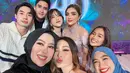 Natasha juga membagikan beberapa potret saat menhadiri ulang tahun istri Anang Hermansyah. Potret bersama Shanty Denny, Ria Ricis, Verrel Bramasta dan Ashanty. [Instagram/natashawilona12]