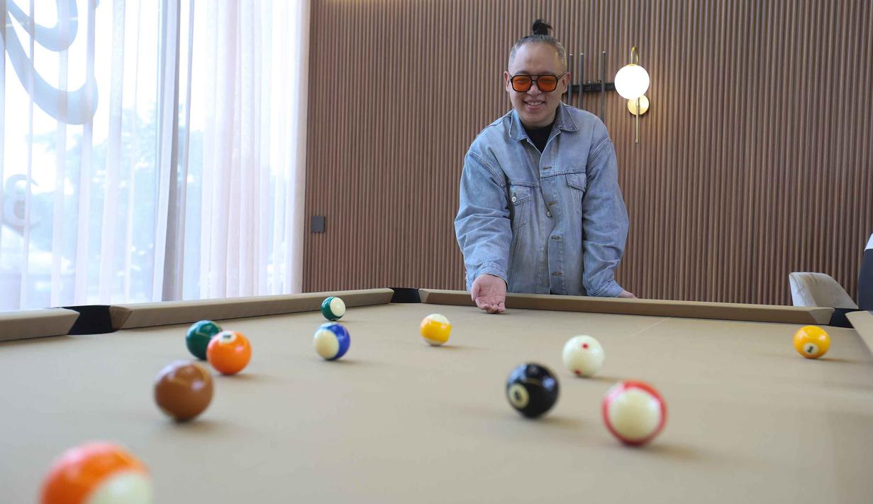 Berkolaborasi dengan arsitek Revano Satria (RSI Group) serta TACO melalui ragam lini produknya memperkuat pengalaman ruang yang dirancang secara menyeluruh. Tampak dalam foto, Arsitek RSI Group, Revano Satria, berfoto usai memberi keterangan kepada pewarta di Gowada Billiard, Jalan Thamrin Boulevard Pantai Indah Kapuk 2 (PIK 2), Kabupaten Tangerang, Banten, pada Rabu (11/2/2026). (Kapanlagi.com/Budy Santoso)