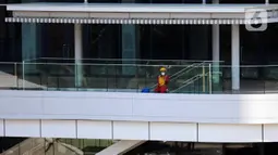 Pekerja melakukan perawatan gedung bertingkat di Jakarta, Rabu (28/7/2021). Menteri Koordinator Bidang Perekonomian Airlangga Hartarto mengungkapkan selain pekerja di wilayah PPKM Level 4, subsidi upah juga akan diberikan kepada pekerja di wilayah PPKM Level 3. (Liputan6.com/Angga Yuniar)