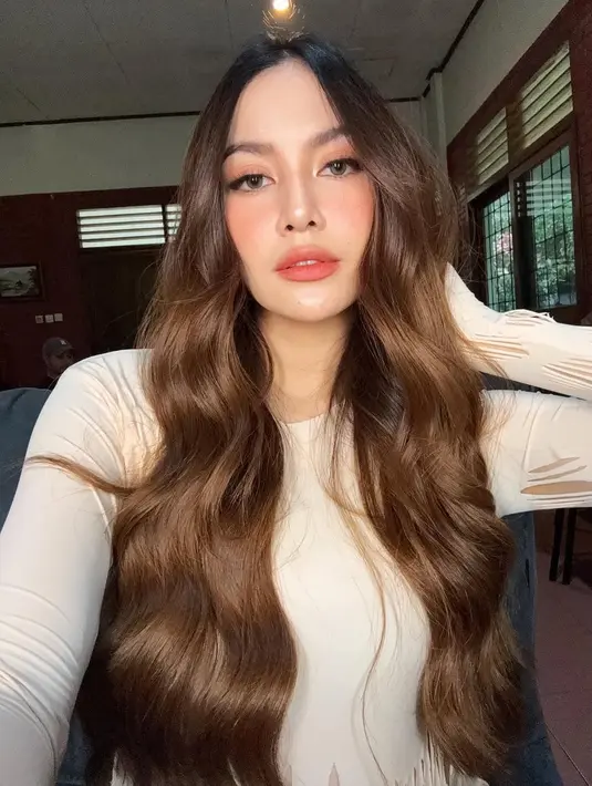 Hampir sama dengan Aaliyah Massaid, Mahalini Raharja kenakan outfit warna krem saat maternity shoot [@mahaliniraharja]