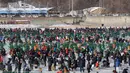 Peserta saat mengikuti lomba memancing ikan trout di sungai yang membeku di Hwacheon, Korea Selatan (6/1). Kontes ini merupakan bagian dari festival es tahunan yang menghasilkan lebih dari 1.000.000 pengunjung setiap tahunnya. (AP Photo/Ahn Young-joon)