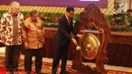 Presiden Joko Widodo didampingi Menteri Perekoniman, Darmin Nastion dan Mendag Enggartiasto Lukita memukul gong membuka secara resmi rapat kerja Kementerian Perdagangan (Kemendag) 2018 di Istana Negara, Jakarta, Rabu (31/1). (Liputan6.com/Angga Yuniar)