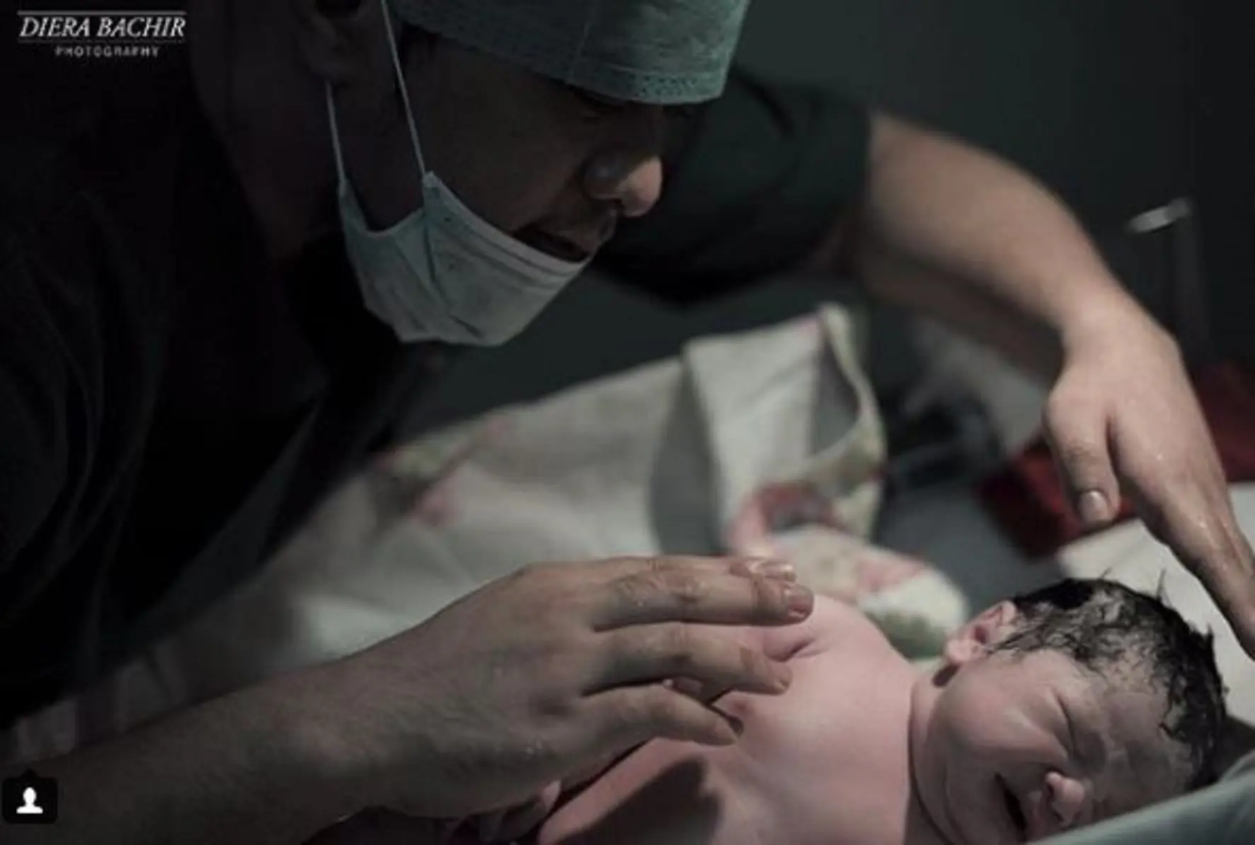 Oki Setiana Dewi mengunggah foto suaminya dan anak ketiganya (Instagram/@okisetianadewi)