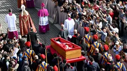 Prosesi pemindahan jenazah dimulai pada pukul 09.00 waktu setempat dari kapel kediamannya menuju Basilika Santo Petrus, Vatikan. (Isabella BONOTTO/AFP)