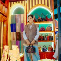 Sementara itu, dalam foto kedua, Kahiyang memilih tampilan yang lebih santai namun tetap fashionable.  Ia mengenakan vest tenun dari @by.khairunnisya, dipadukan dengan kemeja panjang berwarna sky blue yang memberi kesan soft dan feminin. Celana kulot jeans yang ia kenakan semakin menguatkan tampilan modern yang nyaman dikenakan sehari-hari. [@ayanggkahiyang].