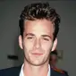 Kini sudah menginjak usia 50an, Luke Perry pun terlihat seksi sewaktu muda. (WireImages/Getty Images/E! News)