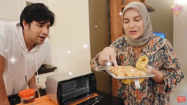 7 Momen Irish Bella Bikin Kue Nastar Lebaran, Hasilnya Enak Banget