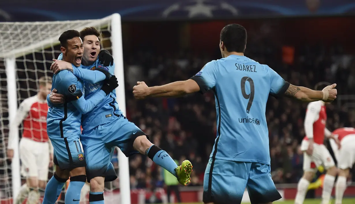 Pemain Barcelona, Lionel Messi, merayakan gol yang dicetaknya ke gawang Arsenal bersama Neymar dan Luis Suarez dalam leg pertama babak 16 besar Liga Champions di Stadion Emirates, London, (23/2/2016). (Reuters/Toby Melville)