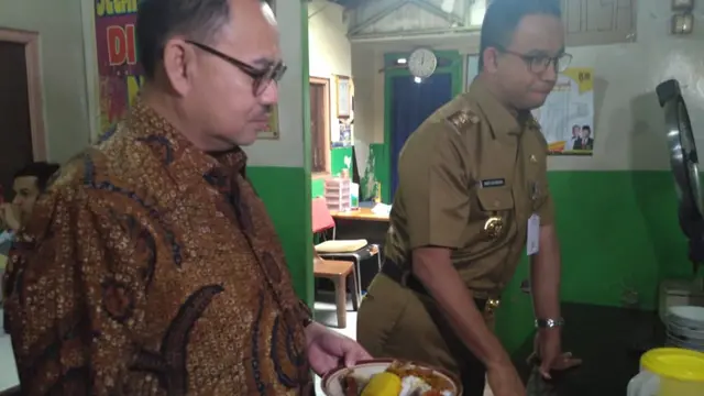 Anies Baswedan memesan makanan di warteg. (Liputan6.com/Delvira Hutabarat)