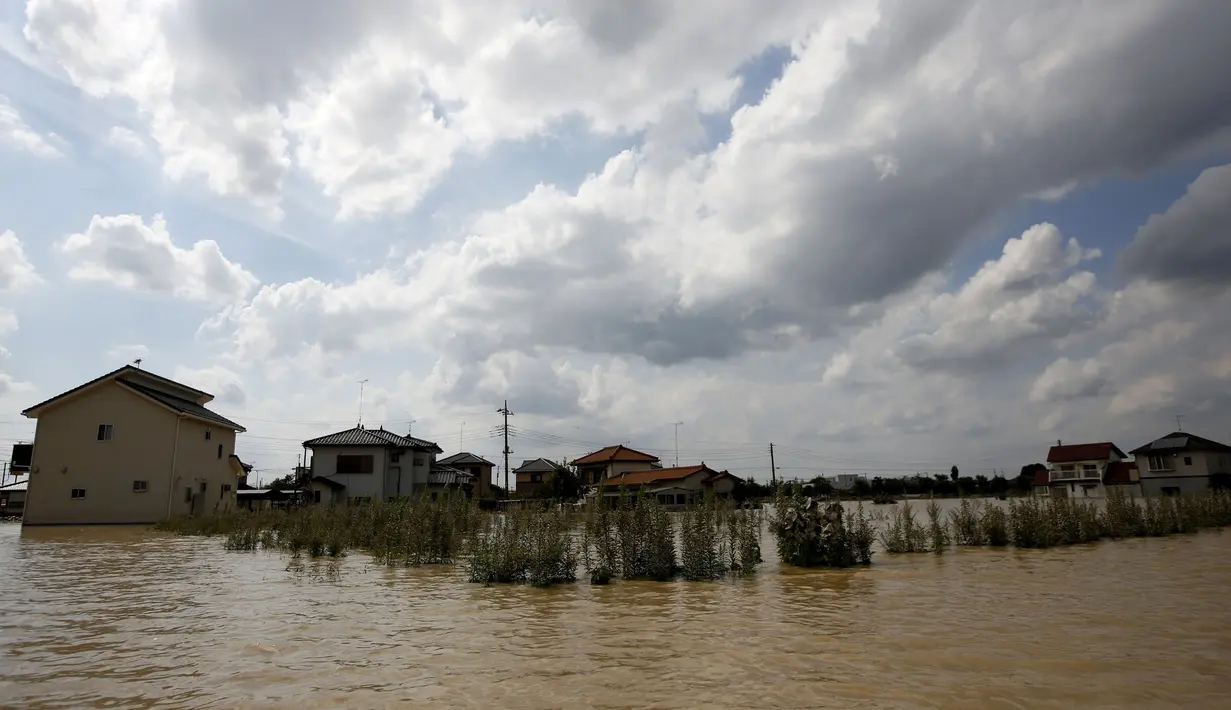 Sejumlah rumah masih terlihat tergenang air akibat meluapnya sungai Kinugawa yang disebabkan Topan Etau di Joso, Ibaraki Prefecture, Jepang, Sabtu (12/9/2015). Setidaknya 16 orang masih dinyatakan hilang. (REUTERS/Issei Kato)