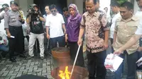Ketua KPUD DKI Jakarta Sumarno saat memusnahkan surat suara Pilkada DKI 2017. (Liputan6.com/Lizsa Egeham)