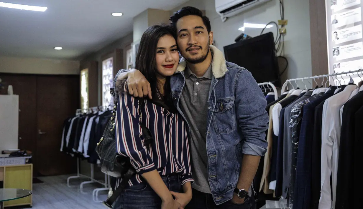 Syahnaz Sadiqah dan calon suaminya Jeje Govinda usai fetting jas di Wong Hang Tailor di Jakarta, Rabu (7/2). Kedatangan mereka untuk fitting jas pernikahan yang akan dikenakan oleh Jeje Govinda dalam pernikahan nanti. (Liputan6.com/Faizal Fanani)