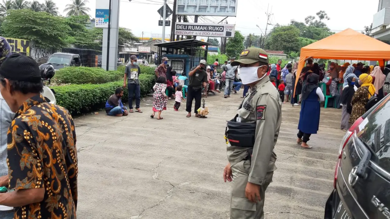 Berkerumun saat Ambil PKH di Bank, Satpol PP Depok Tertibkan Warga